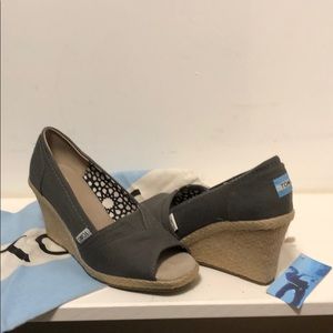 Toms Wedge Sandals in Ash Size 8